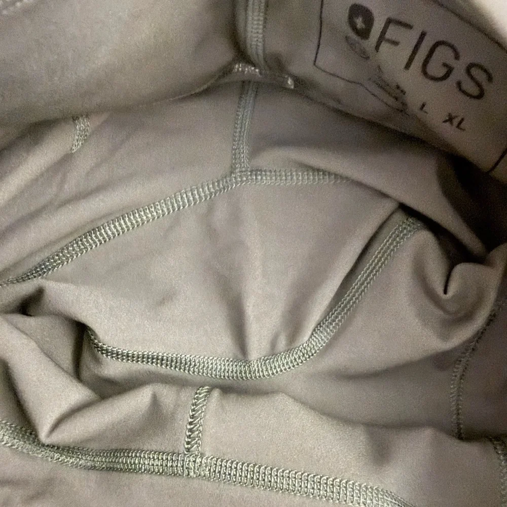 FIGS Olive Technical Collection Top - Picture 11 of 11
